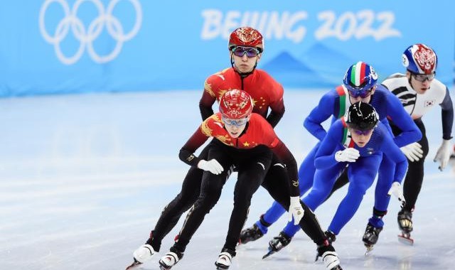 中国军团历史性突破！首次在冬奥会首个金牌日夺牌