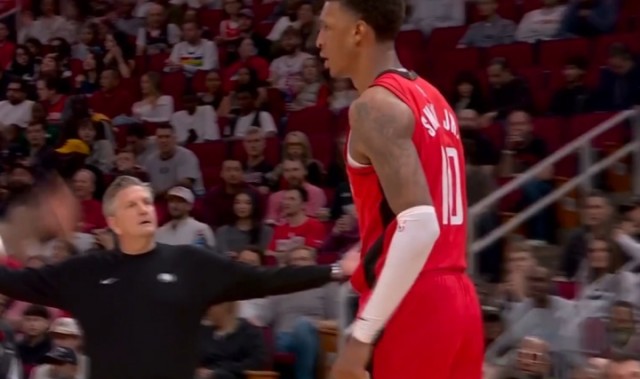 星空娱乐平台-抽象2-1-1-1！小贾造犯规明明吹了却去骂裁判 自己吃了1T+2罚全铁